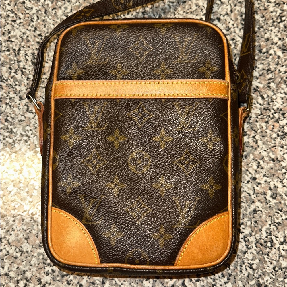 Louis Vuitton Crossbody Danube Bag - Picture 2 of 11